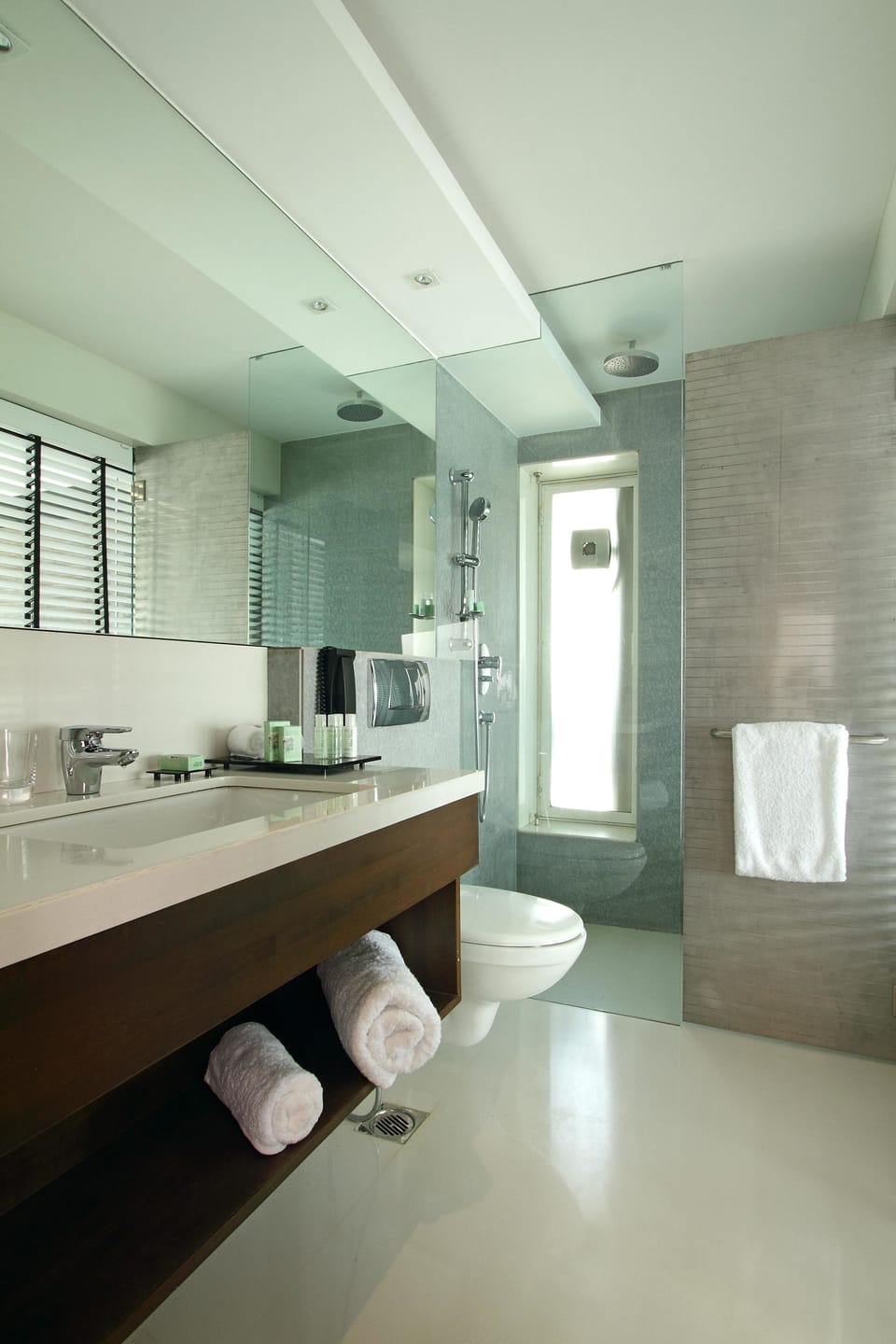 Shower, rainfall showerhead, free toiletries, hair dryer