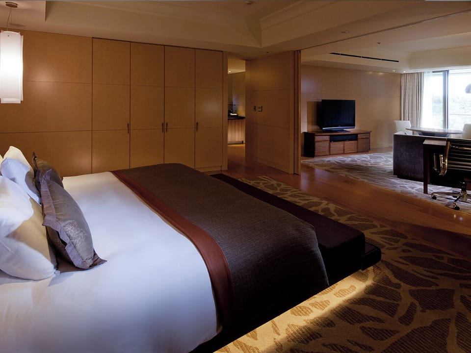 Down comforters, minibar, in-room safe, desk