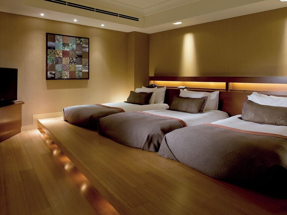 Down comforters, minibar, in-room safe, desk