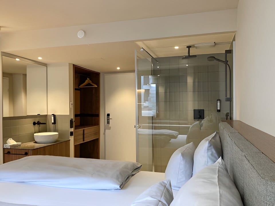 Triple Room | Bathroom | Shower, rainfall showerhead, hair dryer, towels