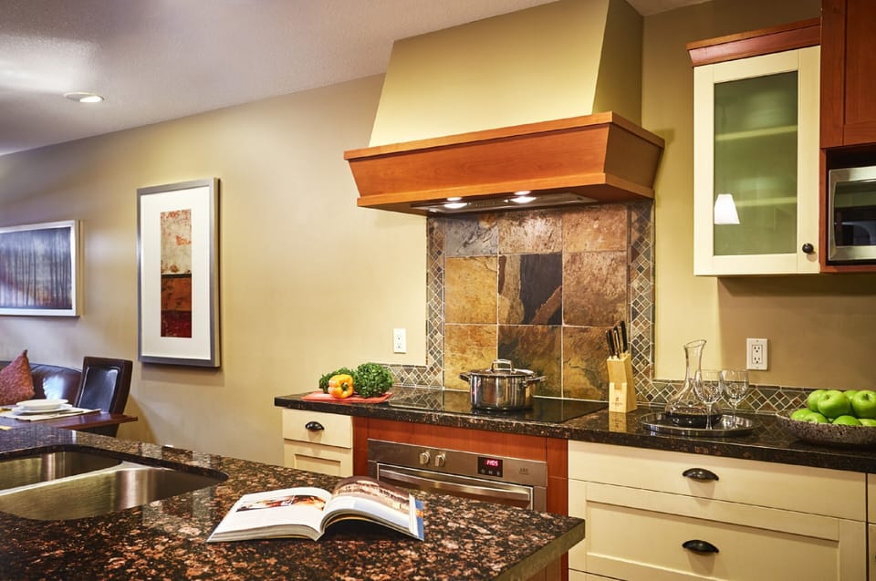 Coffee/tea maker, full-size fridge, microwave, oven