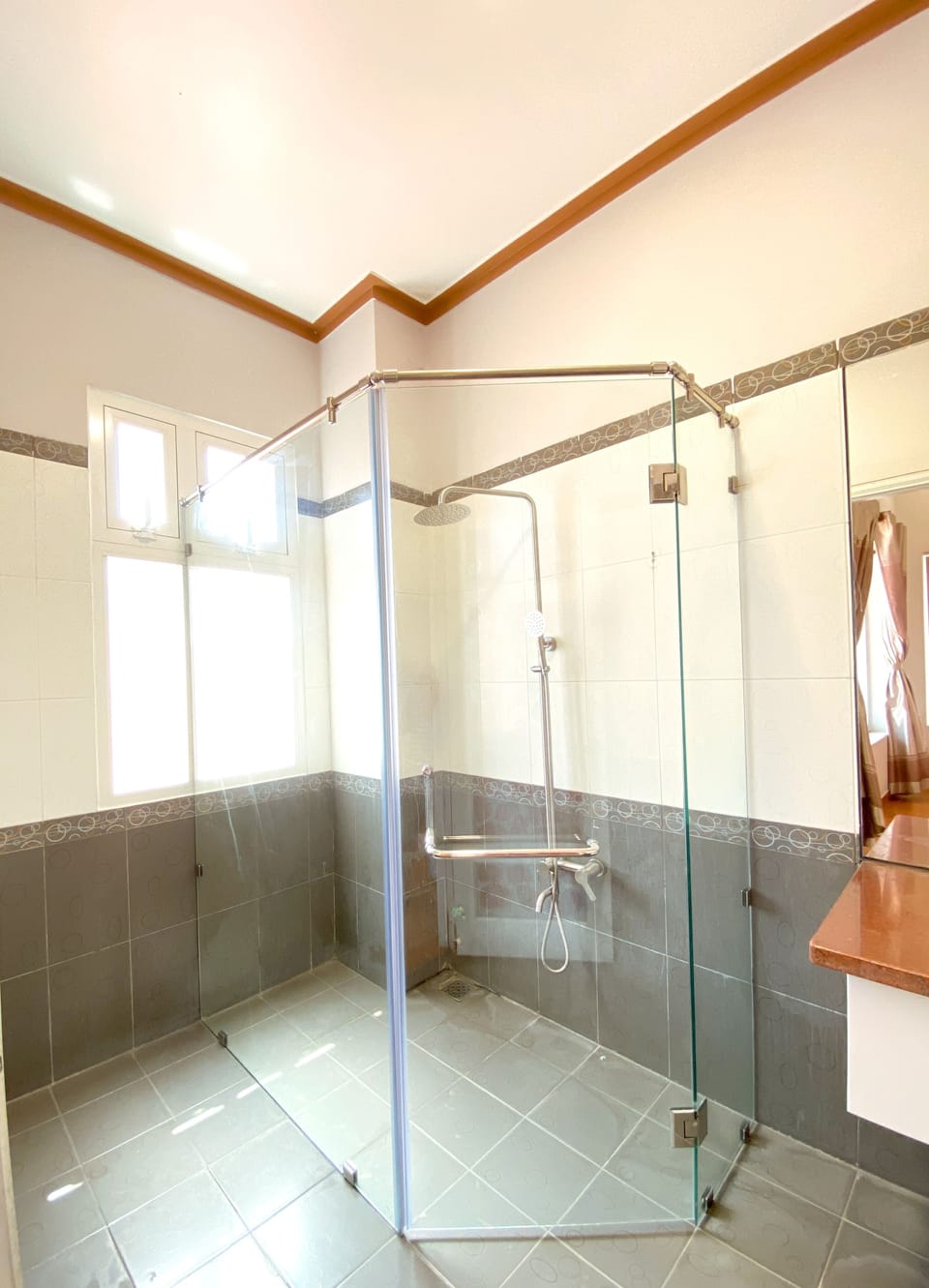 Shower, free toiletries, hair dryer, slippers
