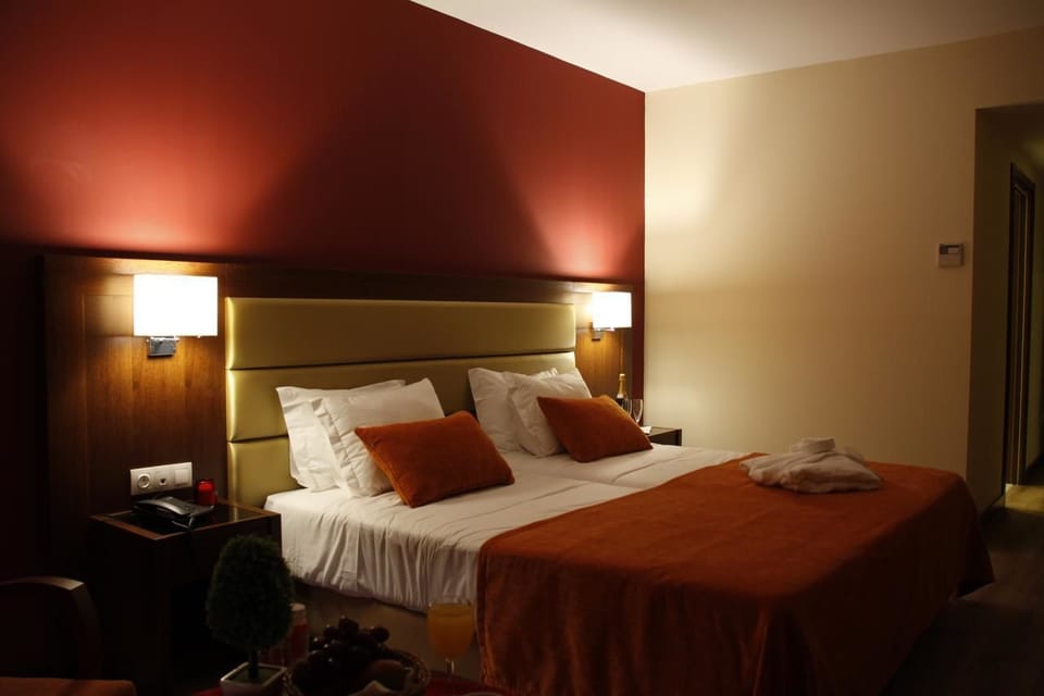 Standard Twin Room | Minibar, in-room safe, soundproofing, travel crib