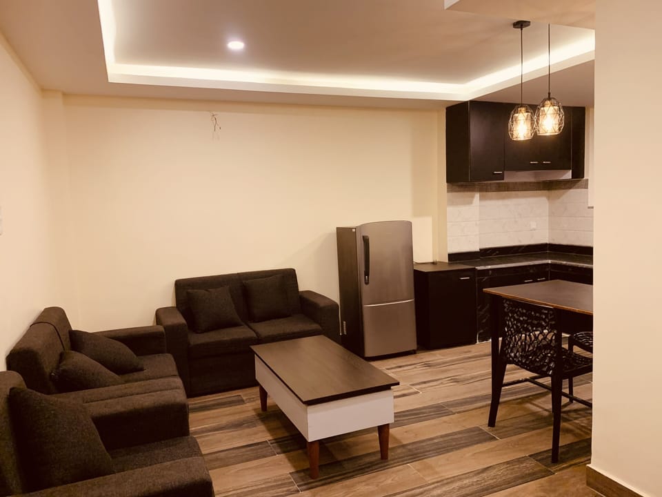 Executive Suite, 1 Bedroom, Hill View | In-room dining