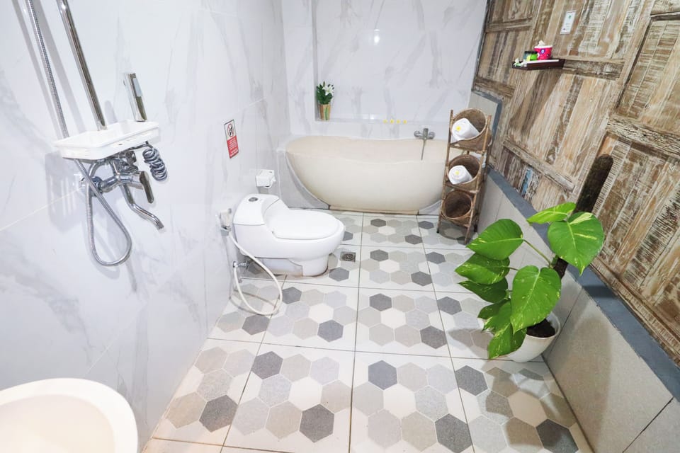 Deluxe Double or Twin Room | Bathroom | Shower, deep soaking tub, rainfall showerhead, hair dryer