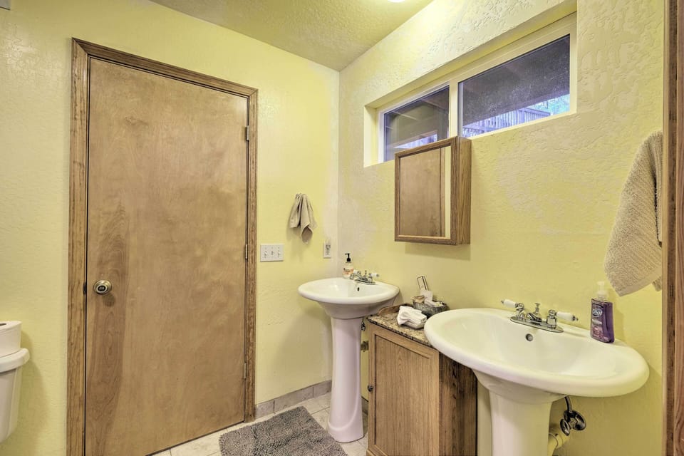 En-Suite Bathroom | Towels & Linens Provided