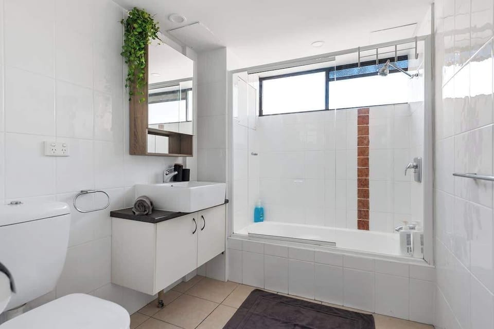 Main bathroom - Shower over bath, Shampoo, Conditioner, Body wash, Hairdryer...