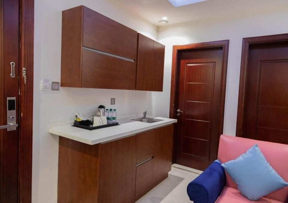Deluxe Suite | Private kitchen | Mini-fridge