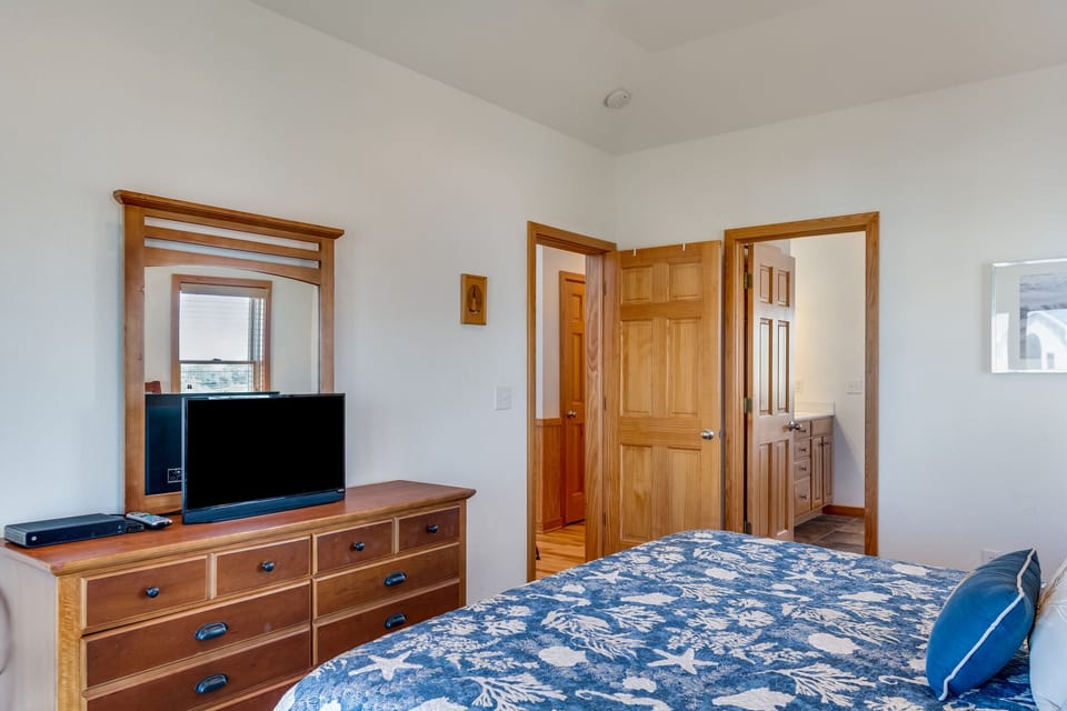 VOH125: Rest-A-Shore | Top Level Bedroom 6