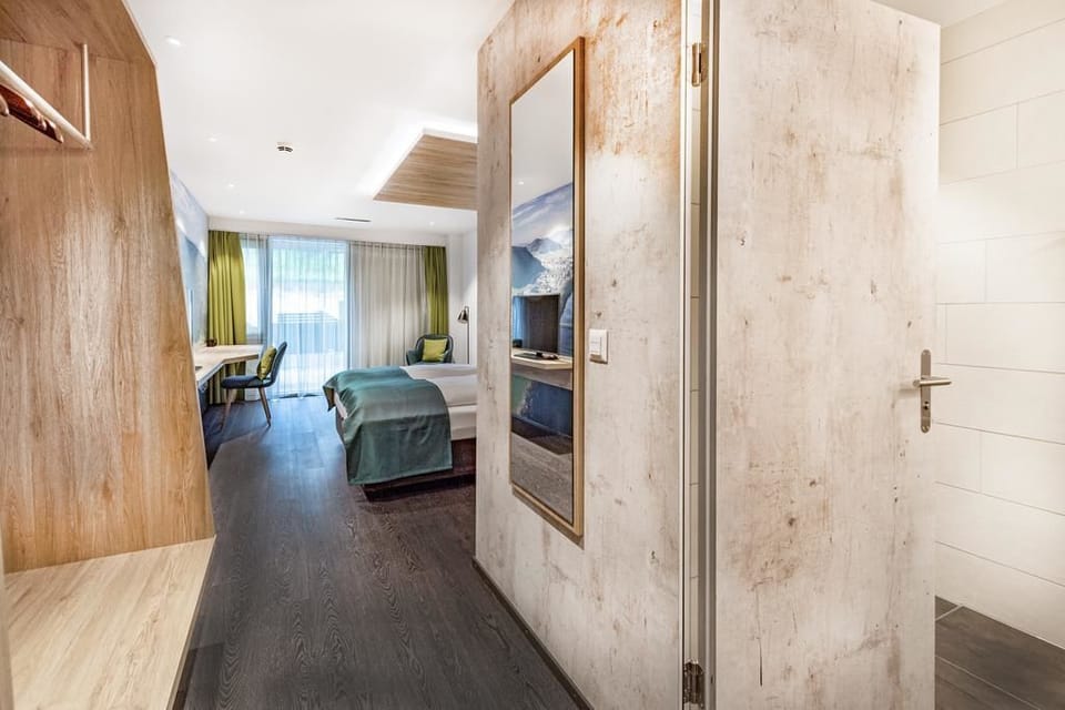 Economy Double or Twin Room | Individually decorated, desk, laptop workspace, blackout drapes