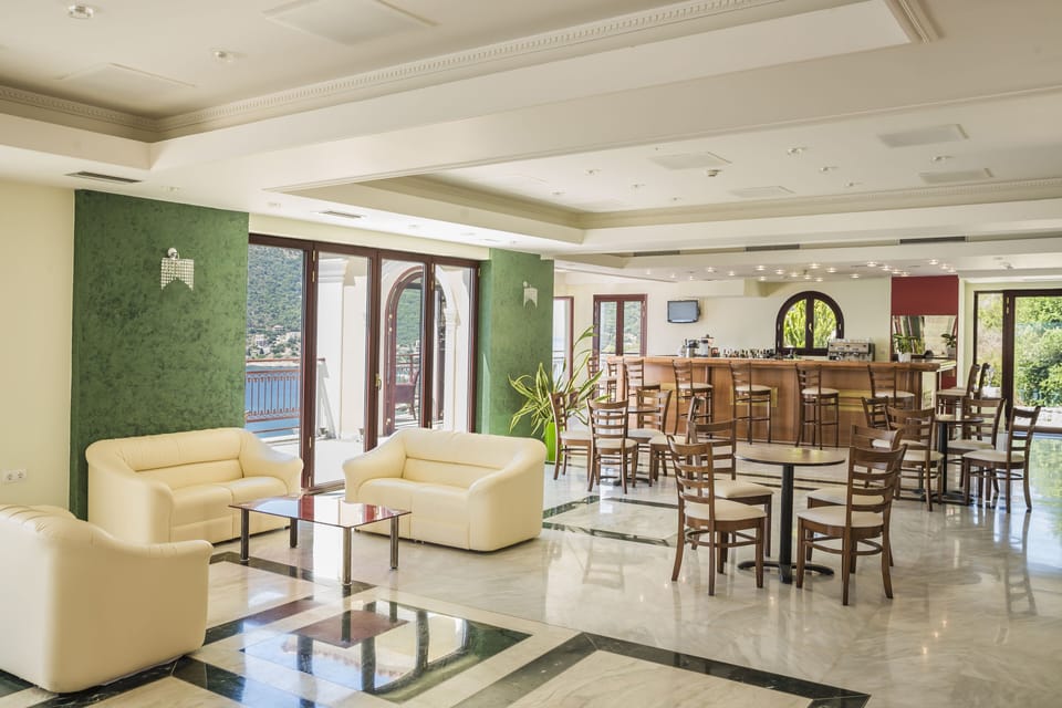 2 bars/lounges, poolside bar