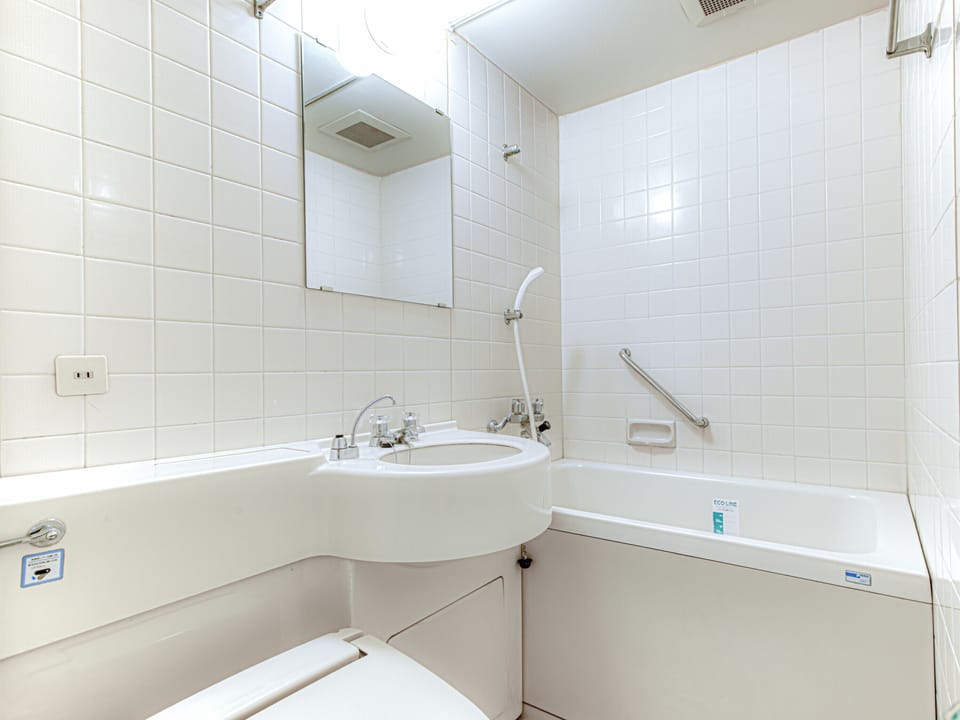 Combined shower/tub, deep soaking tub, free toiletries, hair dryer