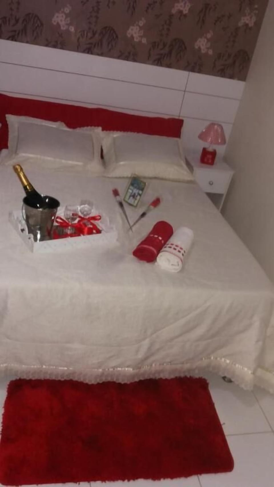 Minibar, free WiFi, bed sheets