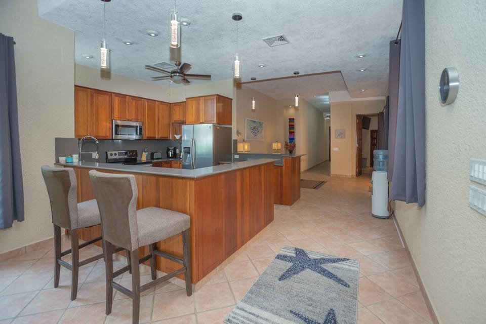 Kitchen and breakfast area