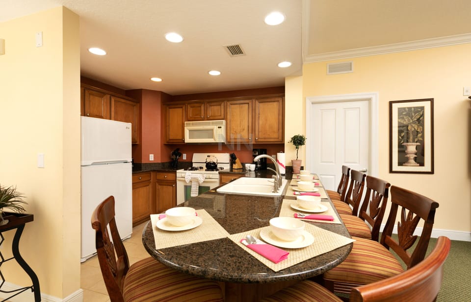 kitchen's countertop, which comfortably accommodates up to six people