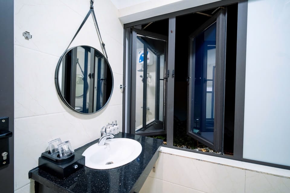 Deluxe Room | Bathroom | Shower, hydromassage showerhead, free toiletries, hair dryer