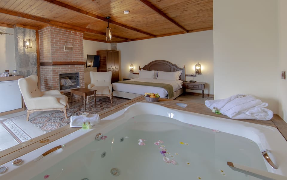Twin Suite | In-room safe, laptop workspace, blackout drapes, iron/ironing board