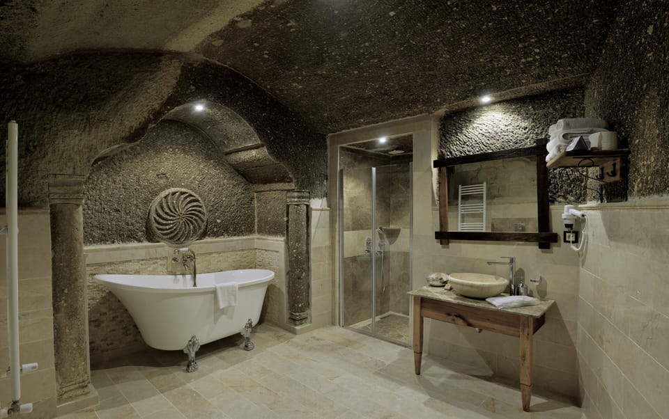 Suite | Bathroom | Free toiletries, hair dryer, slippers, towels