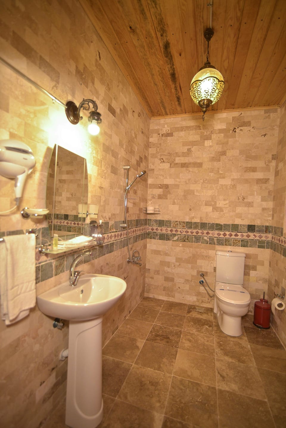 Honeymoon Room | Bathroom | Shower, rainfall showerhead, free toiletries, hair dryer