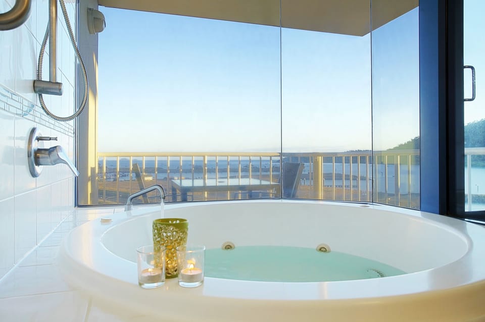 Bayview  Spa Suite | Jetted tub
