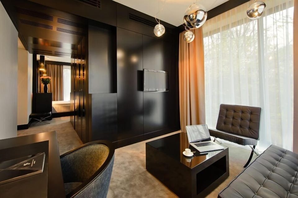 Comfort Apartment, 1 Bedroom | Egyptian cotton sheets, hypo-allergenic bedding, minibar, in-room safe