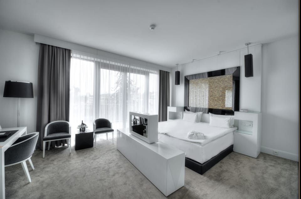 Egyptian cotton sheets, hypo-allergenic bedding, minibar, in-room safe