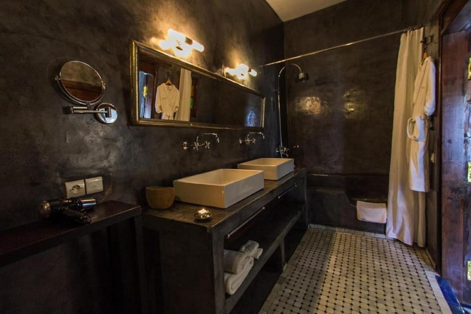 Grey Suite | Bathroom | Free toiletries, hair dryer, bathrobes, bidet