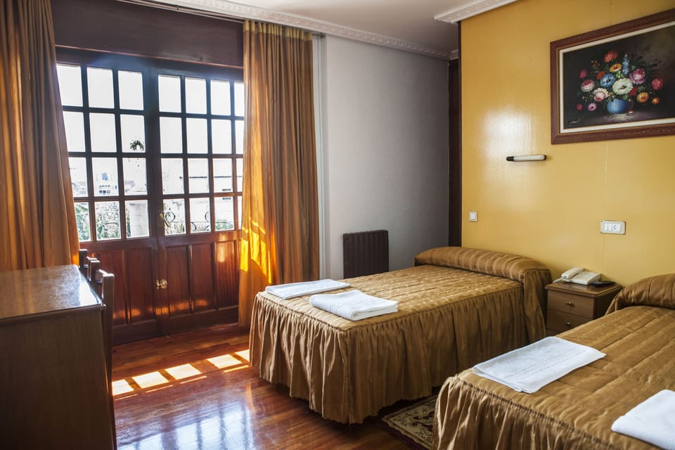 Twin Room | Desk, free WiFi, bed sheets
