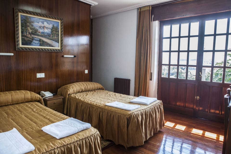 Twin Room | Desk, free WiFi, bed sheets