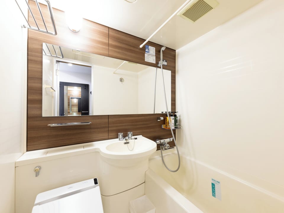 Combined shower/tub, deep soaking tub, free toiletries, hair dryer