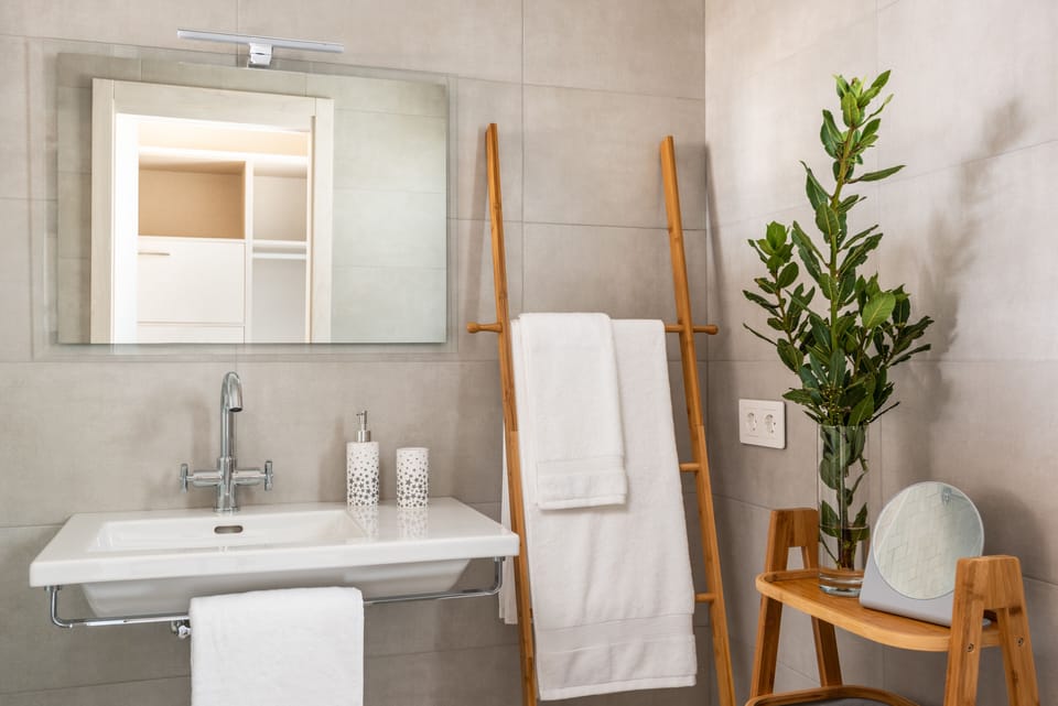 Suite, Terrace | Bathroom | Shower, rainfall showerhead, free toiletries, hair dryer