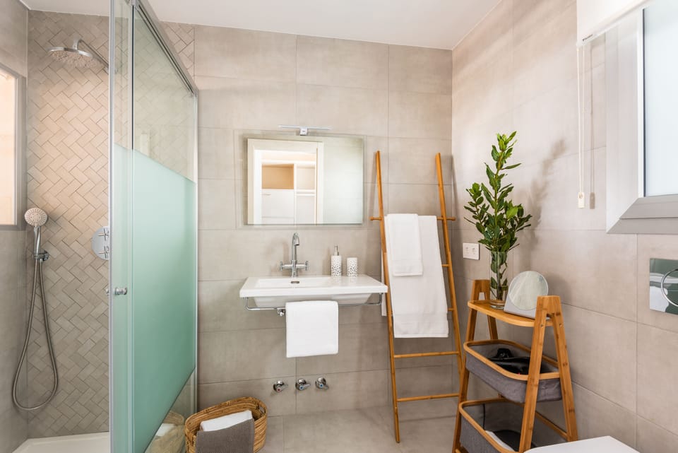 Suite, Terrace | Bathroom | Shower, rainfall showerhead, free toiletries, hair dryer