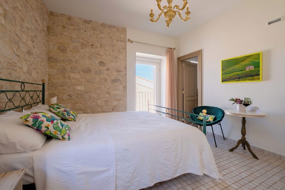 Design Double Room, Private Bathroom, Garden View | Individually decorated, individually furnished, desk, laptop workspace
