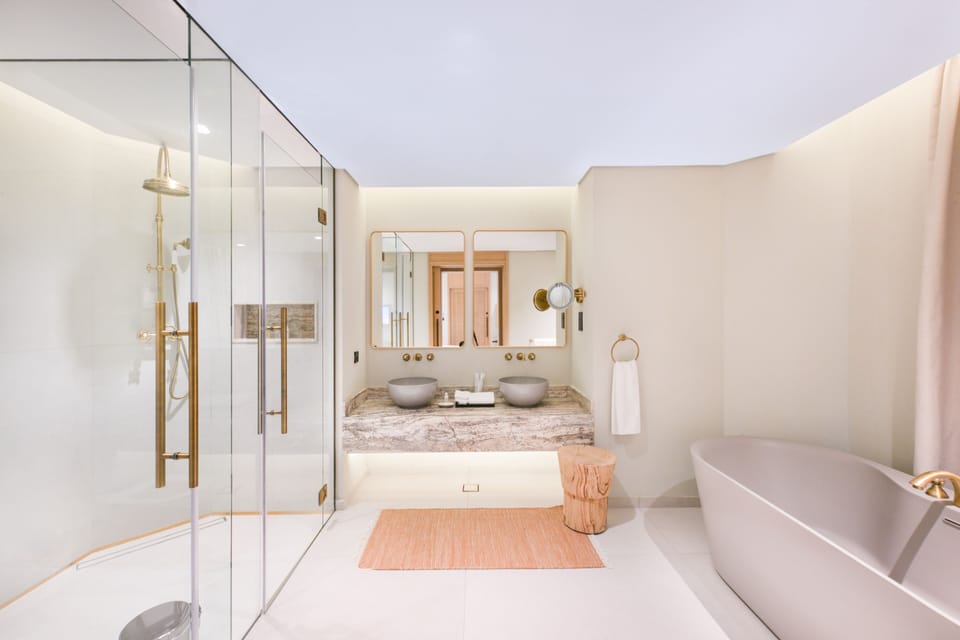 Shower, rainfall showerhead, free toiletries, hair dryer