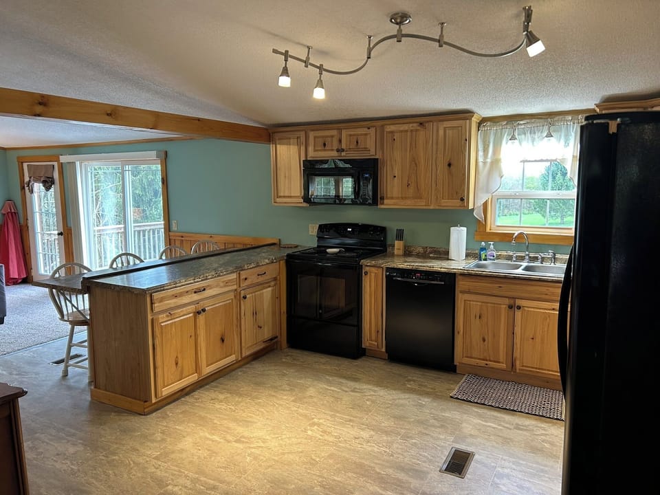 Kitchen w/dishwasher & Breakfast bar