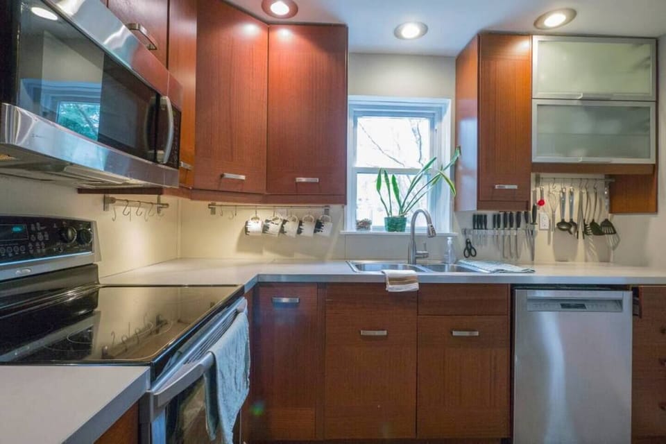 Great entertaining Kitchen able to produce meals for 25+ without a problem...  Yes.  I have had cooked my family Thanksgiving Dinners here...
