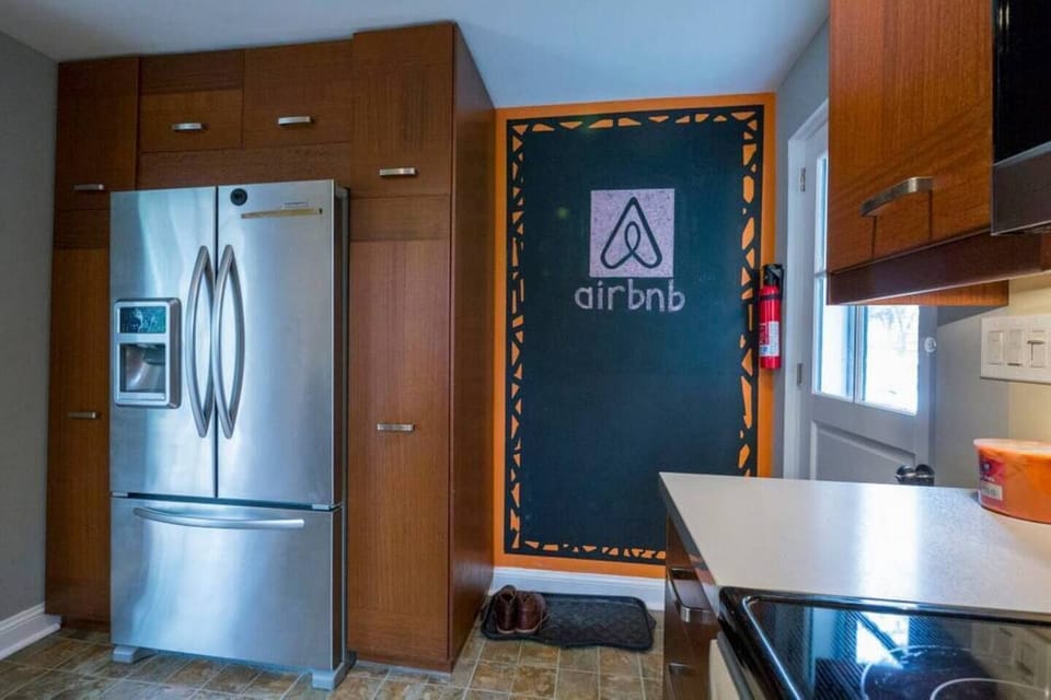 Great entertaining Kitchen able to produce meals for 25+ without a problem...  Yes.  I have had cooked my family Thanksgiving Dinners here...