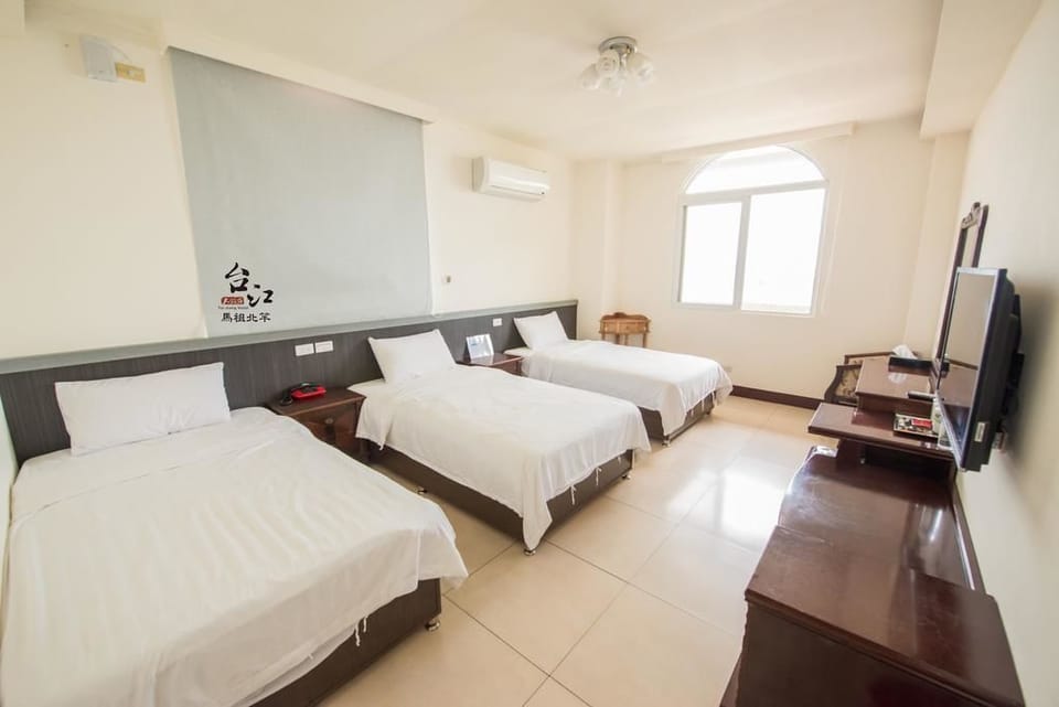 Triple Room | Desk, free WiFi, bed sheets