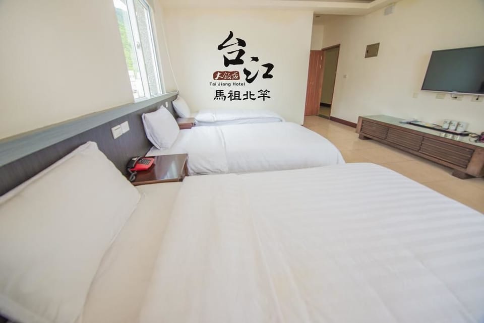 Triple Room | Desk, free WiFi, bed sheets
