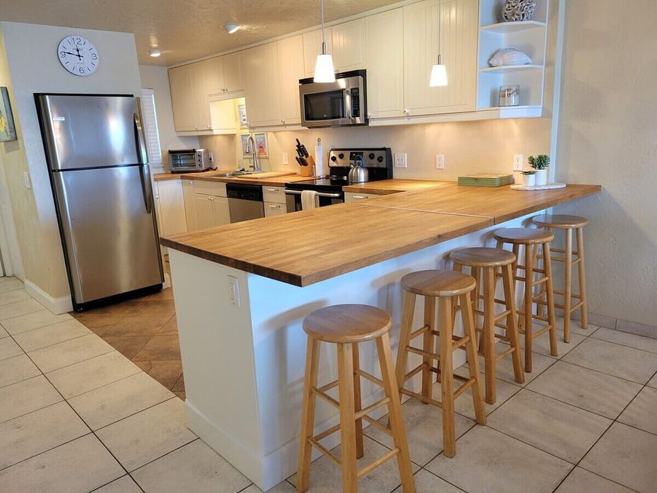 Kitchen Counter w/Barstools