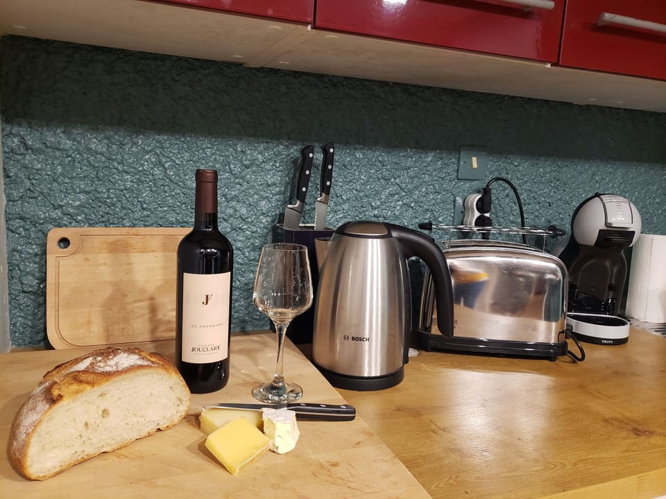 Kitchen counter & appliances