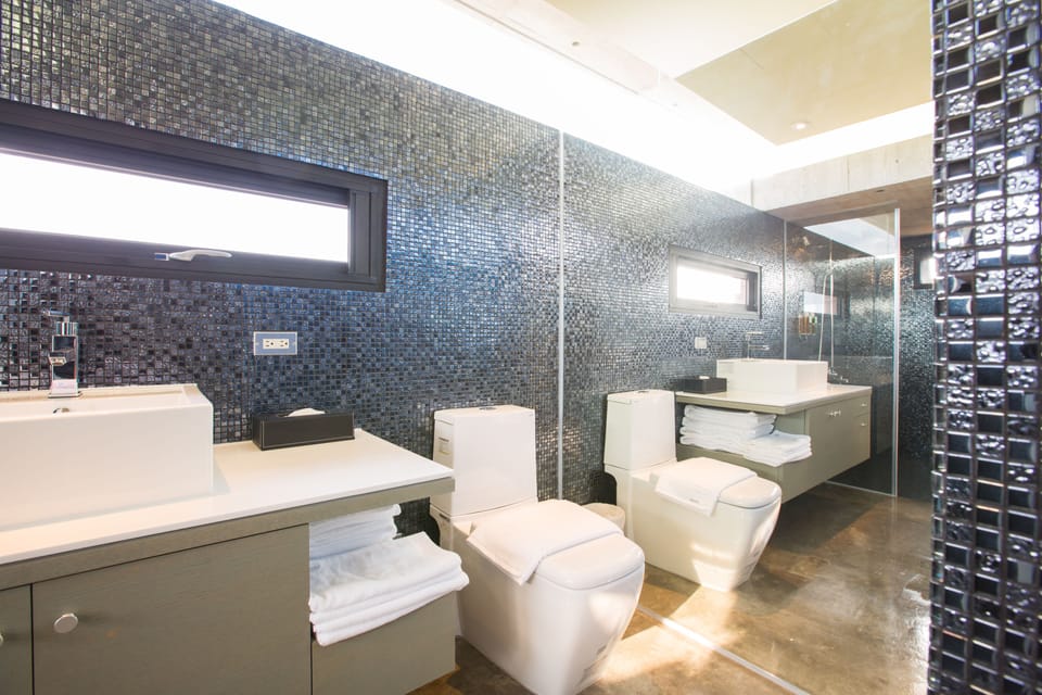 303 Quadruple Room | Bathroom | Shower, hair dryer, slippers, towels
