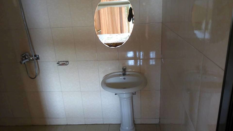Shower, rainfall showerhead, free toiletries, towels