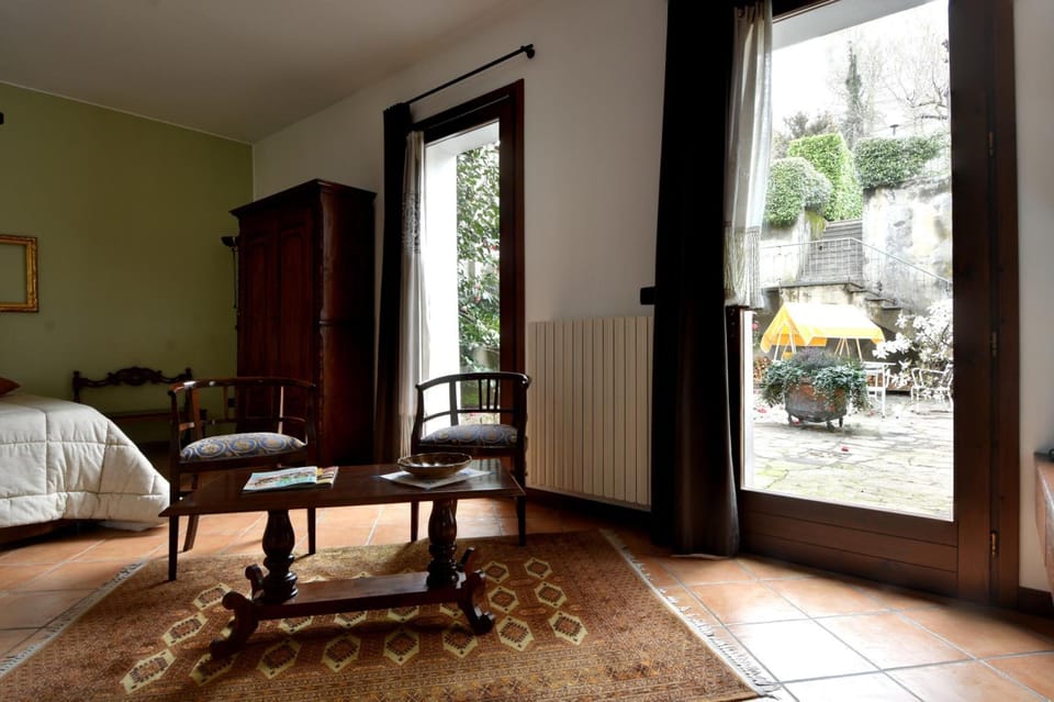 Minibar, desk, free WiFi, bed sheets