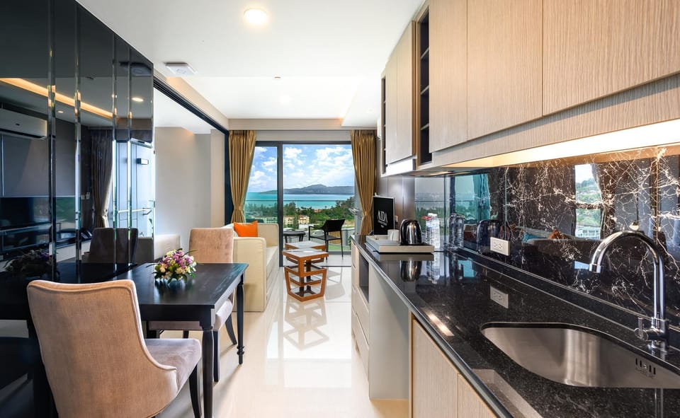 Deluxe Ocean View | Private kitchen | Coffee/tea maker, dining tables
