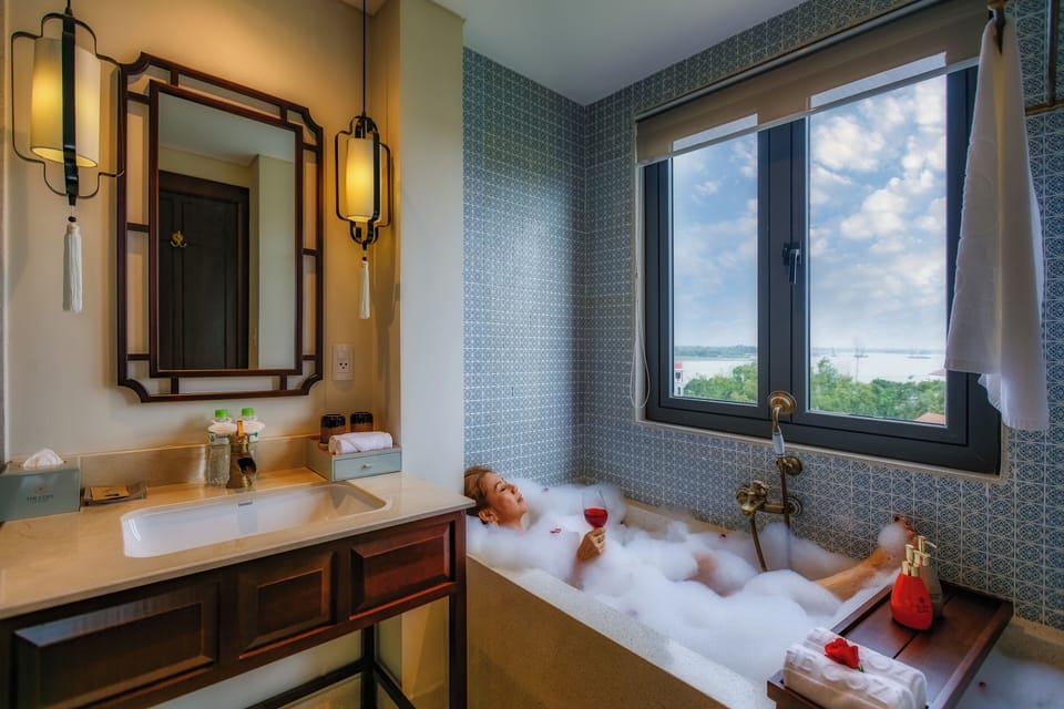Combined shower/tub, deep soaking tub, rainfall showerhead