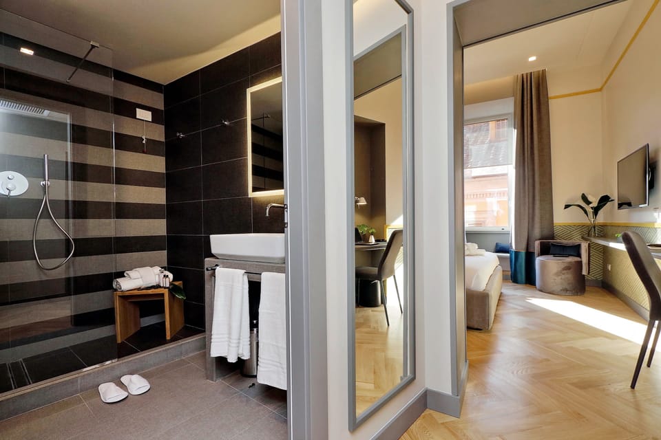 Deluxe Room | Egyptian cotton sheets, premium bedding, down comforters, pillowtop beds
