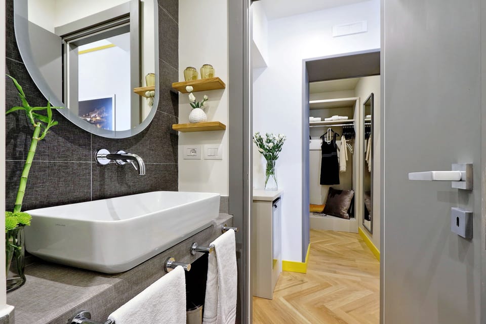 Deluxe Room, City View | Bathroom | Shower, rainfall showerhead, eco-friendly toiletries, hair dryer