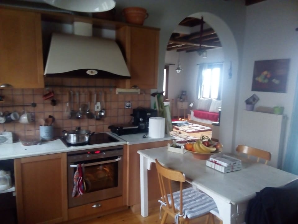 House, 3 Bedrooms | Private kitchen | Full-size fridge, oven, stovetop, coffee/tea maker