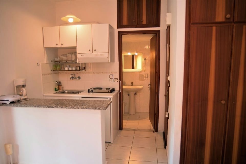 Studio | Private kitchenette | Fridge, stovetop, coffee/tea maker, electric kettle